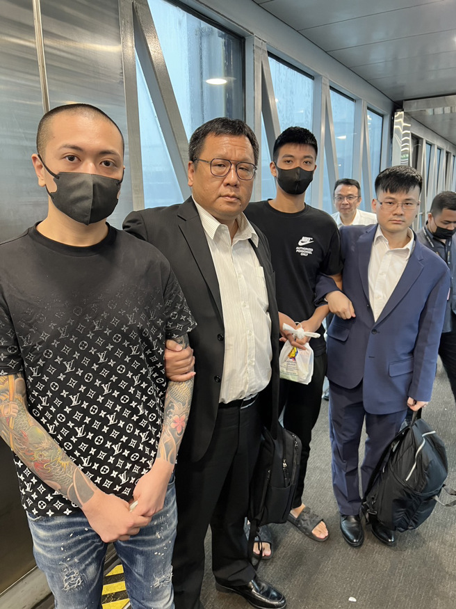 教唆掃射當鋪，弘仁會大哥「鯨魚」吉隆坡押解返台畫面曝光。(警方提供)