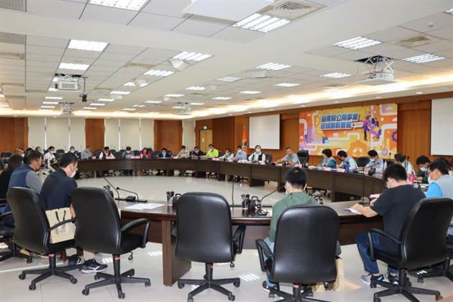 苗栗县长锺东锦主持县公用事业管线联繫会报。（苗栗县政府提供／谢明俊苗栗传真）