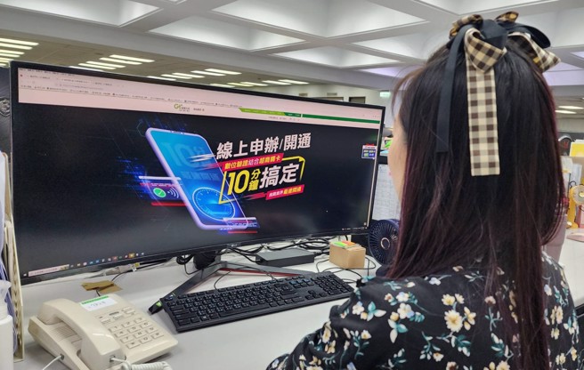 亚太电信数位门市独家推出「超商购卡+验证 10分钟门号开通」服务，等待一杯咖啡的时间，便能完成门号取卡与开通。(图/中时新闻网摄)