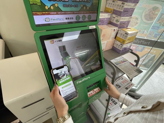 亚太电信「10分钟门号立即开通」，任何时间线上申办，到巷口全家或莱尔富进行购卡+数位验证，门号即可开通使用。(图/中时新闻网摄)