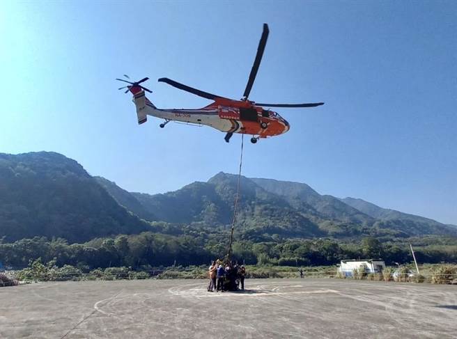 空勤总队27日、28日派遣直升机协助将挖土机、水塔等建材吊挂至观高坪，大大提升新观高山屋施工效率。（玉山国家公园提供／杨静茹南投传真）