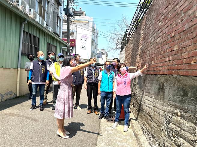 潭子国中等3所学校未设有通学步道，学生上、下学与车争道险象环生，立委杨琼璎等人28日会勘。（陈淑娥摄）