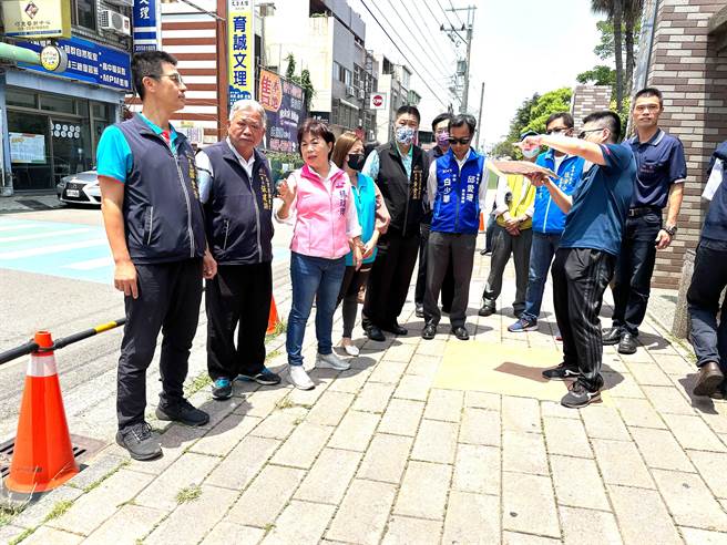 潭子国中等3所学校未设有通学步道，学生上、下学与车争道险象环生，立委杨琼璎等人28日会勘。（陈淑娥摄）
