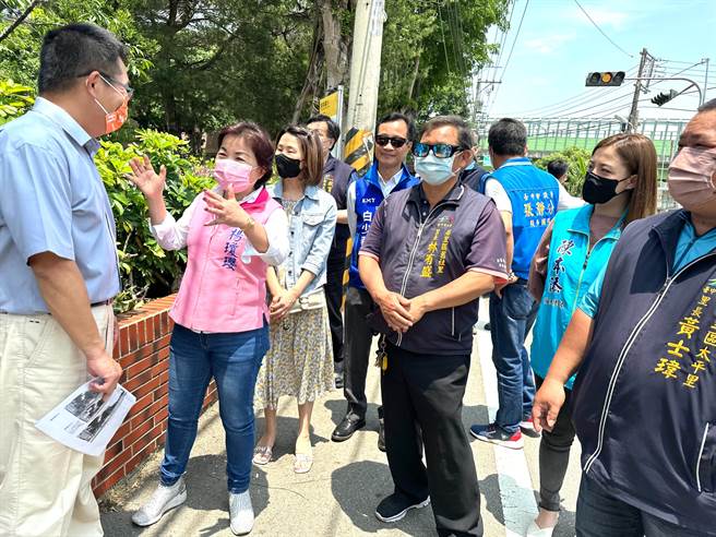 潭子国中等3所学校未设有通学步道，学生上、下学与车争道险象环生，立委杨琼璎等人28日会勘。（陈淑娥摄）