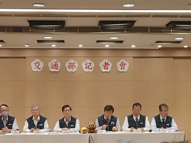交通部举办道路交通安全会，交通部长王国材(右3)强调不会取消机车两段式左转区(简立欣摄)