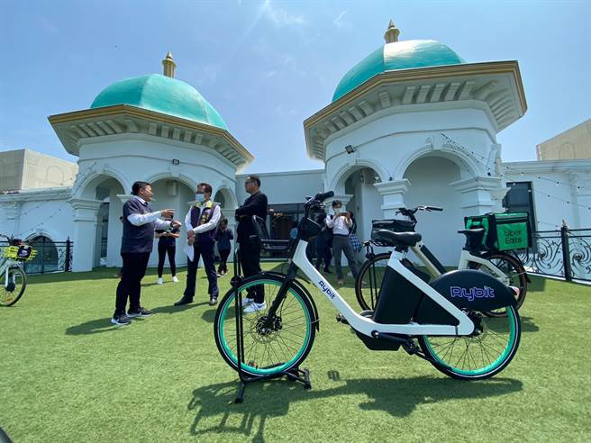 运点科技展示技术团队开发的Powered by Rybit车辆管理系统。（孙英哲摄）