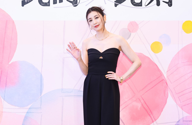 贾静雯在节目主题曲MV中，率领其他32位来宾走秀出场。（图/罗永铭摄）