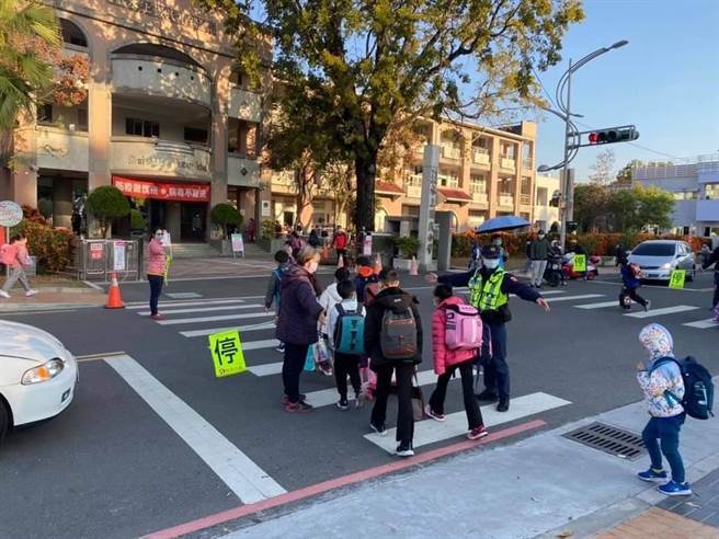 嘉义县警方加强取缔不礼让行人的违规情形。（嘉义县警察局提供／廖素慧嘉县传真）