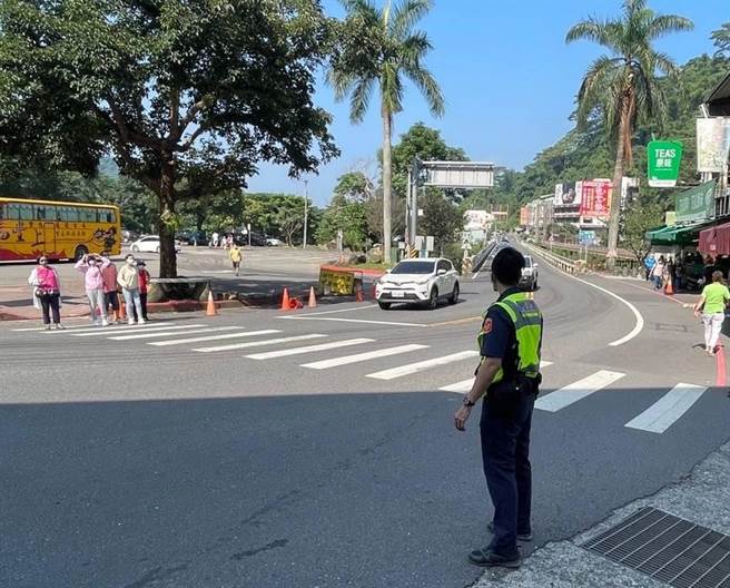 汽机车行经行人穿越道要与行人保持适当距离，保障行人安全。（嘉义县警察局提供／廖素慧嘉县传真）