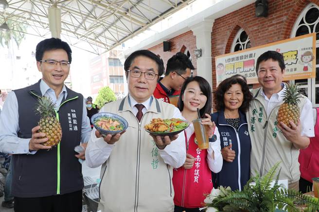 东门陆桥封闭以来，影响周边商家生意，东区区公所发起「东门购旺旺来」消费满额送凤梨活动，市长黄伟哲鼓励大家前来消费。(台南市政府提供／曹婷婷台南传真)