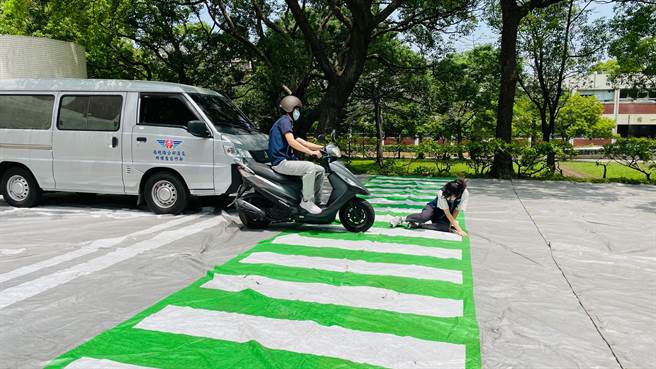 新竹市監理站、市警局交通隊與陽明交通大學27日舉辦「機車騎乘安全宣導體驗營」。（新竹市監理站提供／王惠慧新竹傳真）