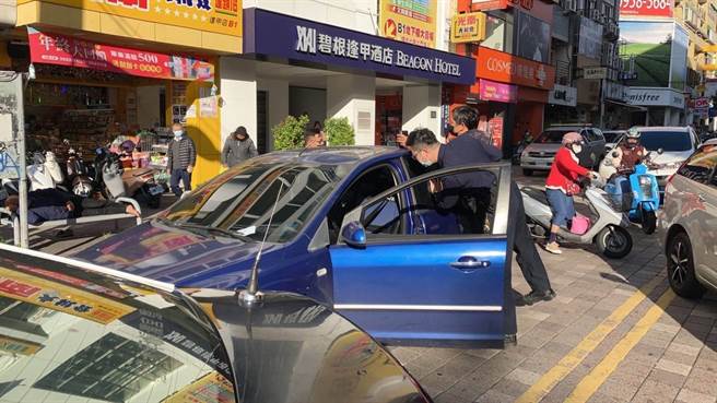 民眾求職卻遭詐騙集團監禁、利用作為人頭帳戶，警方成功營救7名被害人，並逮捕7名嫌犯。（民眾提供／張亦惠台中傳真）