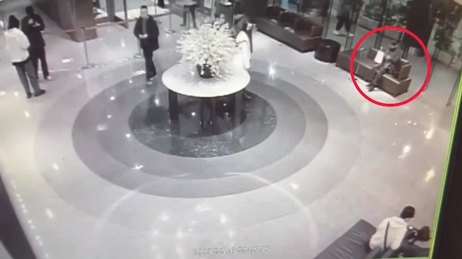 徐姓街友居无定所，并在KTV周边閒晃时正巧看到被害人消费完欲离场时，因尿急随手将包包放置在KTV的一楼大厅沙发上，且无人看管，便趁机摸走。（简铭柱翻摄）