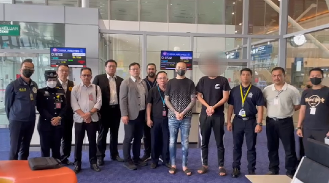 教唆掃射當鋪，弘仁會大哥「鯨魚」吉隆坡押解返台畫面曝光。(警方提供)