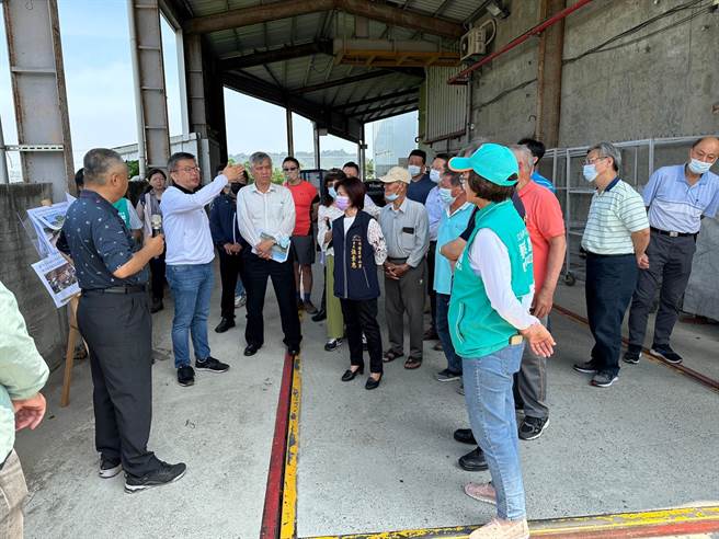 外埔区大马路逢雨必淹以及马鸣国小外道路排水系统紊乱，立法院副院长蔡其昌28日会勘。（陈淑娥摄）