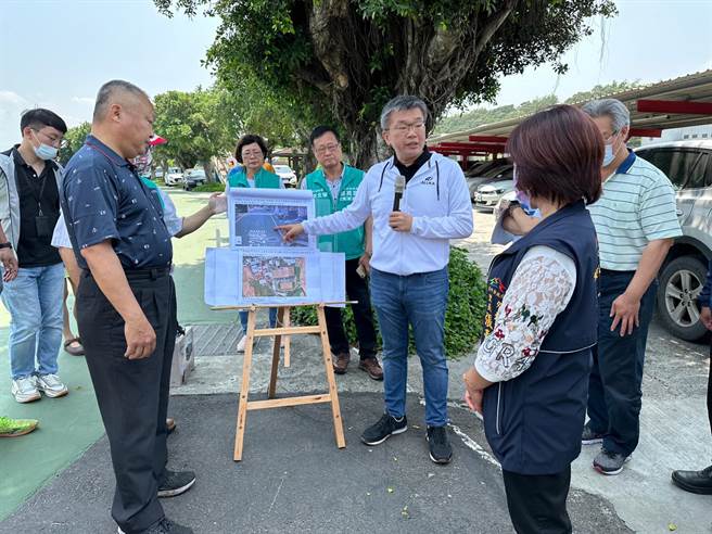 外埔区大马路逢雨必淹以及马鸣国小外道路排水系统紊乱，立法院副院长蔡其昌28日会勘。（陈淑娥摄）