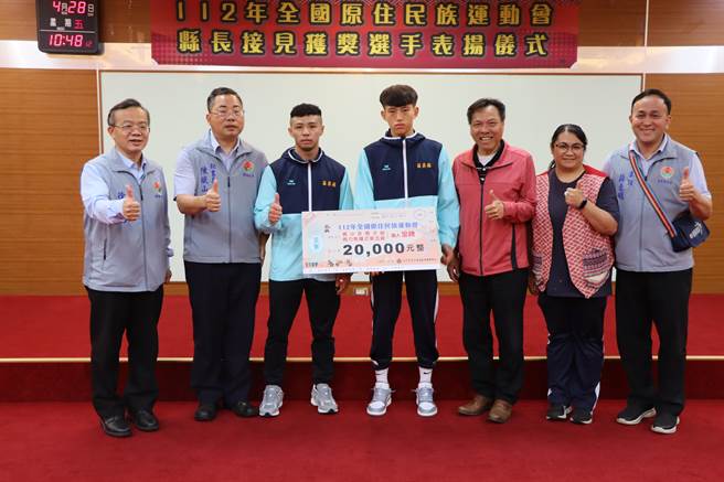 苗栗县政府秘书长陈斌山28日代表县长锺东锦接见表扬获奖选手、队伍及教练。（苗栗县政府提供／谢明俊苗栗传真）