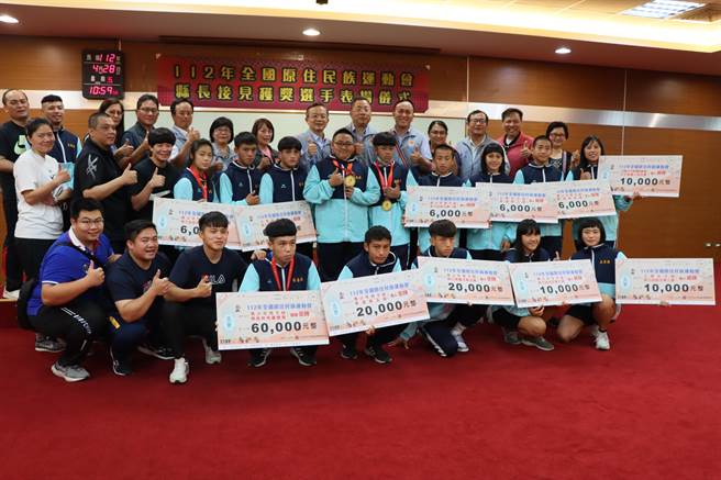 苗栗县政府秘书长陈斌山28日代表县长锺东锦接见表扬获奖选手、队伍及教练。（苗栗县政府提供／谢明俊苗栗传真）