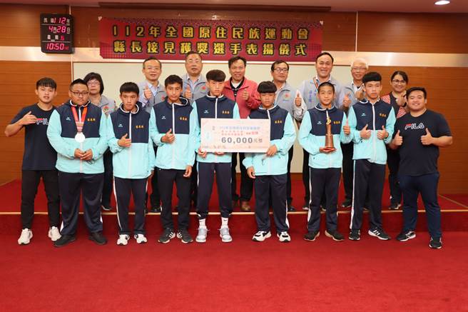 苗栗县政府秘书长陈斌山28日代表县长锺东锦接见表扬获奖选手、队伍及教练。（苗栗县政府提供／谢明俊苗栗传真）