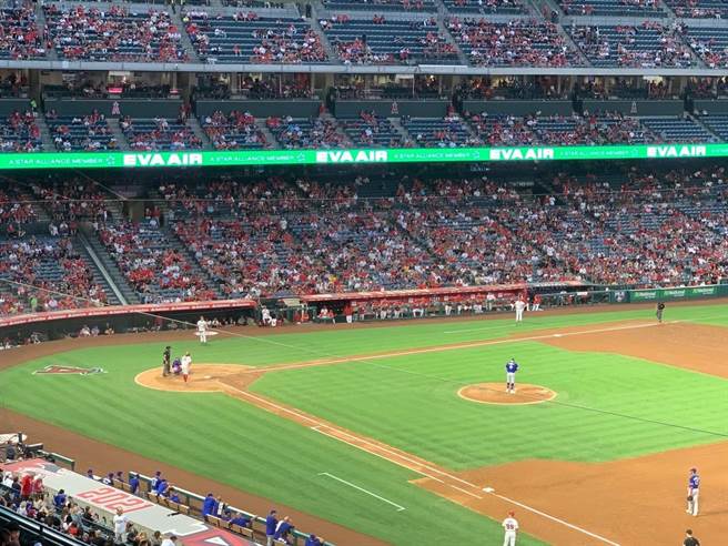 长荣航空于四月与美国职棒(MLB)洛杉矶天使队推出「全垒打慈善赞助」活动。(长荣航空提供)