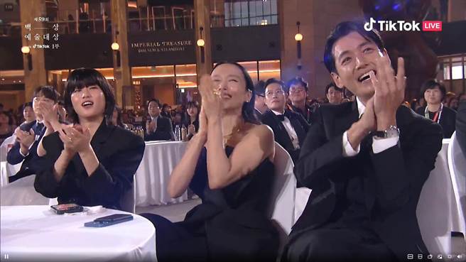 全道嬿和鄭敬昊在台下開心為盧允瑞拍手。（摘自TikTok）