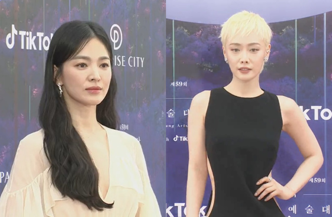 宋慧乔和金赫拉走上百想艺术大赏红毯。（图／截自TikTok）