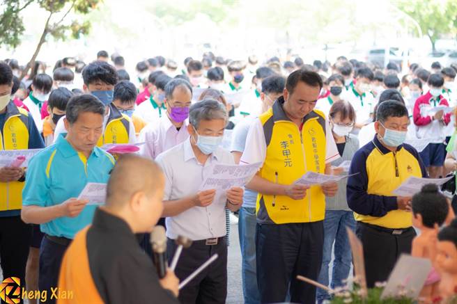 佛光山头份宏法社替君毅中学祈福会考顺利。（君毅中学提供／谢明俊苗栗传真）