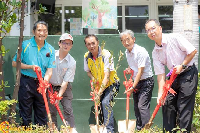 佛光山头份宏法社替君毅中学祈福会考顺利，并共同植下月桂树。（君毅中学提供／谢明俊苗栗传真）