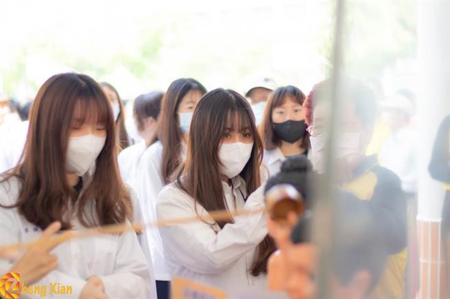 佛光山头份宏法社替君毅中学祈福会考顺利。（君毅中学提供／谢明俊苗栗传真）