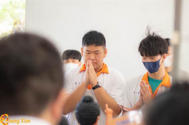 佛光山头份宏法社替君毅中学祈福会考顺利。（君毅中学提供／谢明俊苗栗传真）