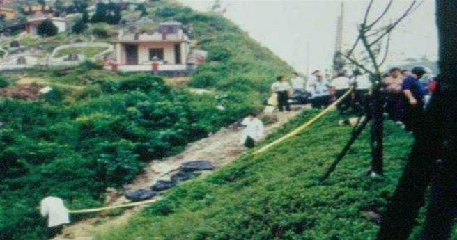 警方当年在汐止公墓寻找遗体，1名土公仔表示死者托梦来拉他的脚。（本报资料照片）