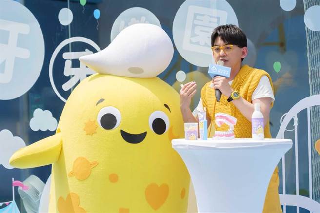 黄子佼今天担任一日店长。（欧克威尔提供）