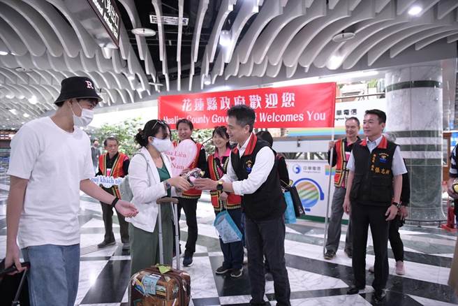 疫情后首趟飞抵花莲，越南籍游客入境后，县府观光处长张志翔、副处长林加昌都到机场接机。（花莲县府提供／王志伟花传真）