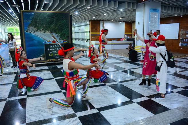 县府在航站大厅安排迎宾舞，让越籍游客感受花莲人热情。（王志伟摄）