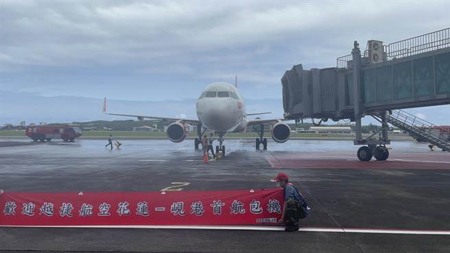 疫情后，花莲机场首度有包机国际直航，花莲航空站安排喷水迎宾到来。（王志伟摄）
