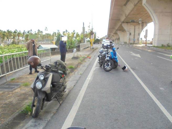 犬只衝出道路造成3机车连环撞，眾人都想找到饲主。(警方提供)