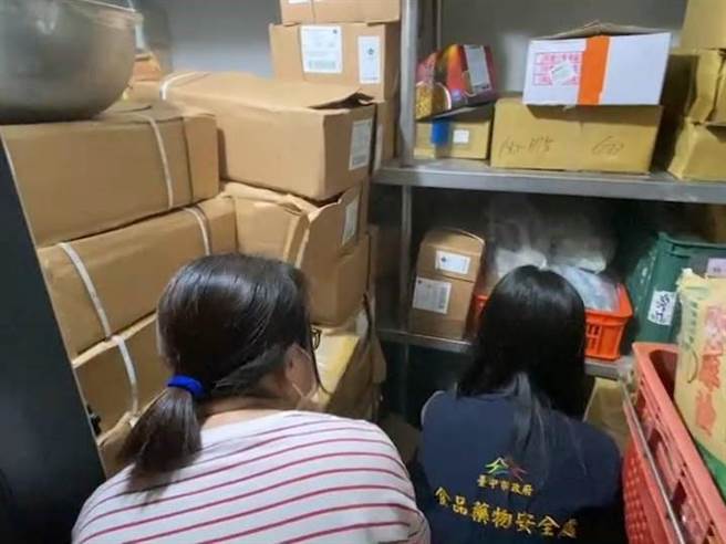 中市府卫生局人员28日前往该公司位于沙鹿营业所进行稽查，发现该产品非过期，主要为有效日期标示错误，后续将依标示不实违反食安法规裁罚。（台中市政府提供／潘虹恩台中传真）