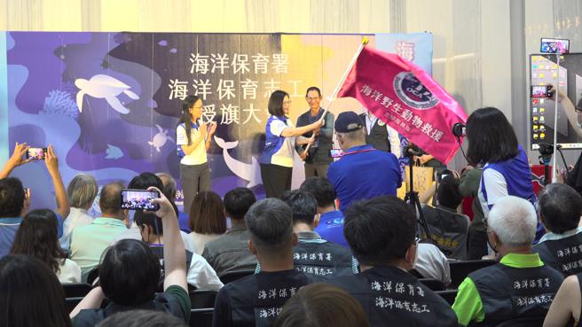 海洋委员会主任委员管碧玲为海洋保育志愿服务队授旗。（图／品观点提供）