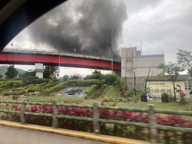 新北汐止鐵皮回收場大火，火勢猛烈黑煙急竄，延燒一旁竹林。(消防局提供)