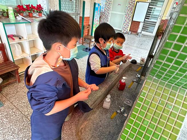 又到肠病毒流行期，花莲卫生局提醒家长注意孩童身体状况，学校也请教师教导洗手清洁习惯。（花莲县卫生局提供／王志伟花莲传真）