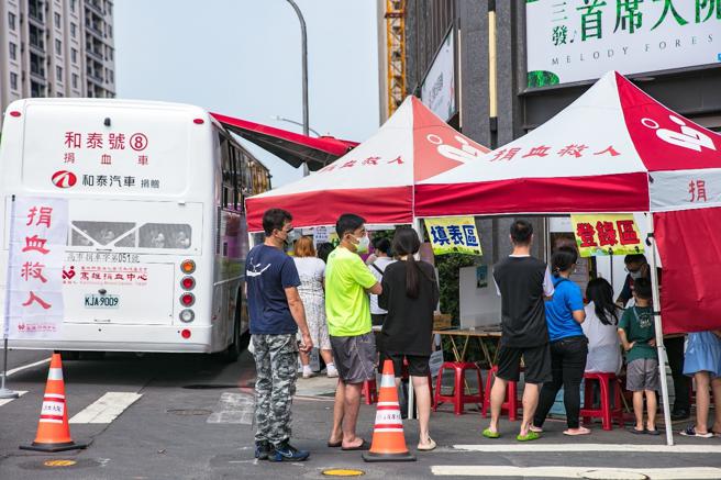 许多赏屋民眾、公司员工皆踊跃捐血，发挥企业对社会的正面影响力。(三发地产提供)