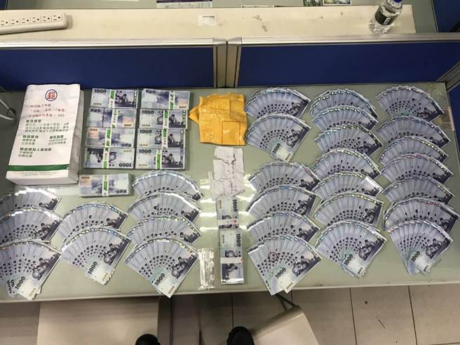 徐姓男子开车没繫安全带遭警方拦查，警方发现有K烟味道，搜索后发现其竟是诈骗集团车手。（翻摄照片）