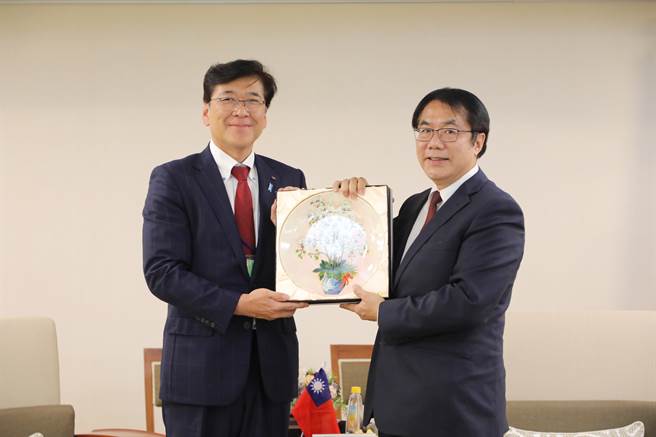 日本平户市长黑田成彦拜会台南市长黄伟哲，黄伟哲赠送纪念品。(台南市政府提供／曹婷婷台南传真)
