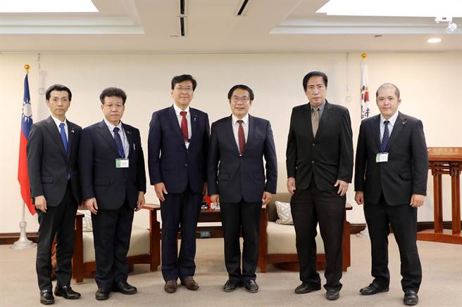 日本平户市长黑田成彦(左三)一行人今天拜会台南市长黄伟哲。(台南市政府提供／曹婷婷台南传真)