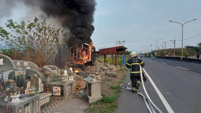驾驶自撞后车辆自燃，所幸人仅有擦挫伤。(屏县消防局提供)