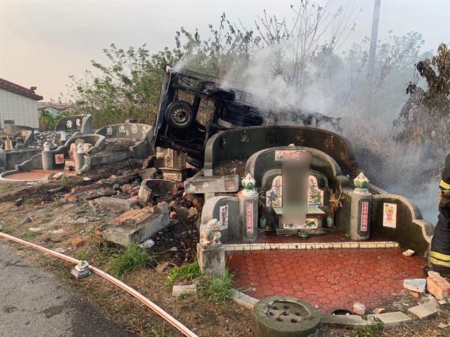 驾驶自撞后车辆自燃，所幸人仅有擦挫伤。(警方提供)