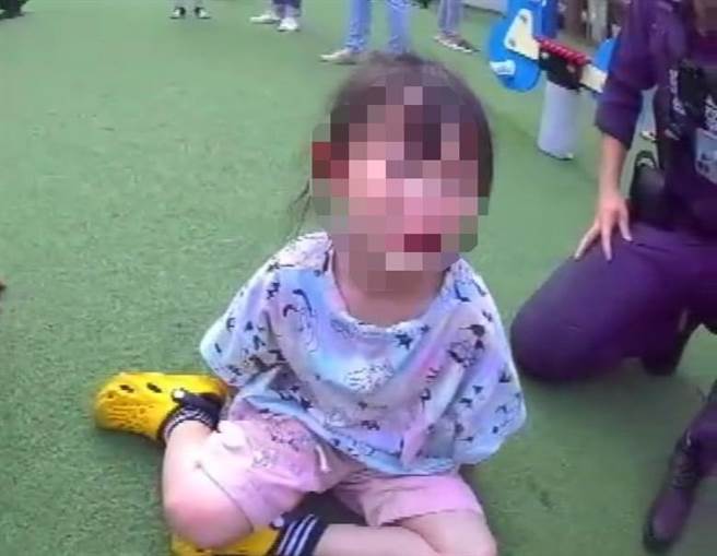 台中5岁黄姓女童日前与姊姊一起到北区山西公园玩耍，未料女童一回神竟找不到姊姊身影，急得直喷泪。（中市警二分局提供／潘虹恩台中传真）