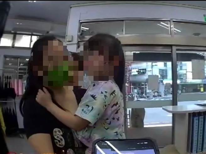 台中5岁黄姓女童日前遭粗心姊姊丢包公园，员警将女童带返所正欲联繫家属时，妈妈及姊姊恰巧赶到派出所接回女童，结束这场令人啼笑皆非的乌龙丢包记。（中市警二分局提供／潘虹恩台中传真）
