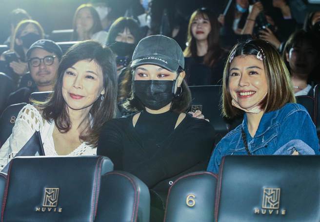 Marz23的妈妈（左起）、女友及姊姊今出席首映会力挺。（粘耿豪摄）