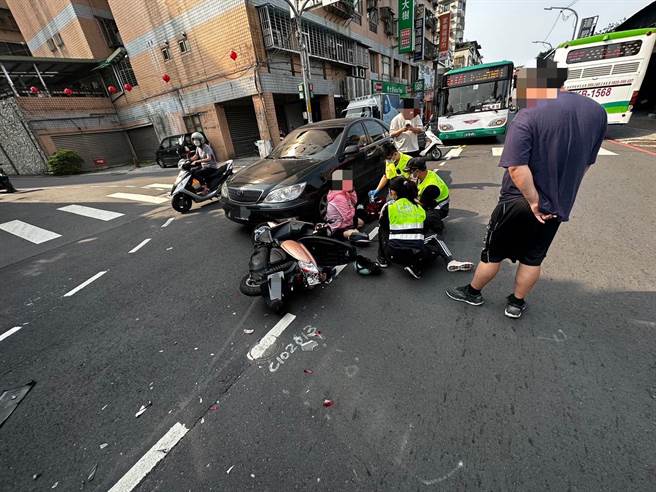 新北市五股区今(28日)下午发生一起追撞车祸，当时一辆婆媳双载机车在成泰路一段、蓬莱路口待转时，一辆小货车疑似未注意前方车辆，竟从后方追撞双载机车，造成机车被撞飞到对向车道撞上对向来车。(黄敬文翻摄)